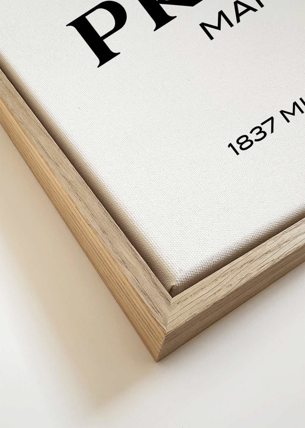 Reseaffisch med Prada Marfa typografi