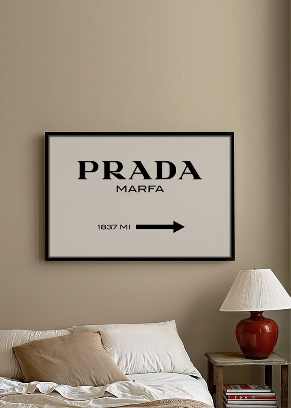 Reseaffisch med Prada Marfa typografi