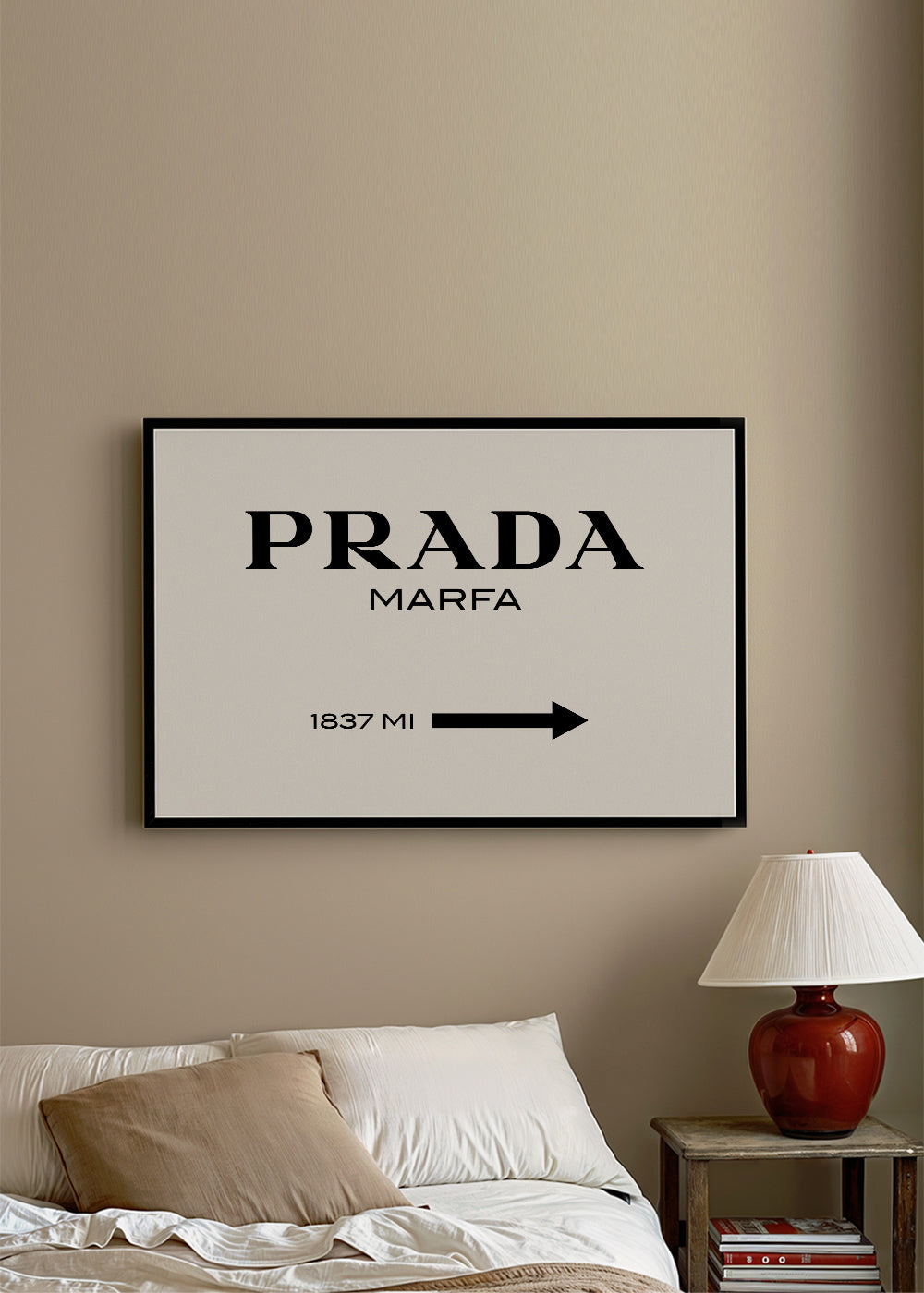 Reseaffisch med Prada Marfa typografi
