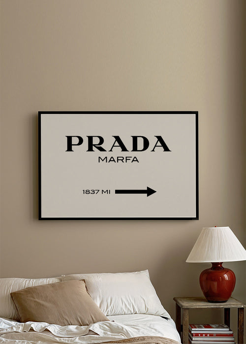 Reseaffisch med Prada Marfa typografi