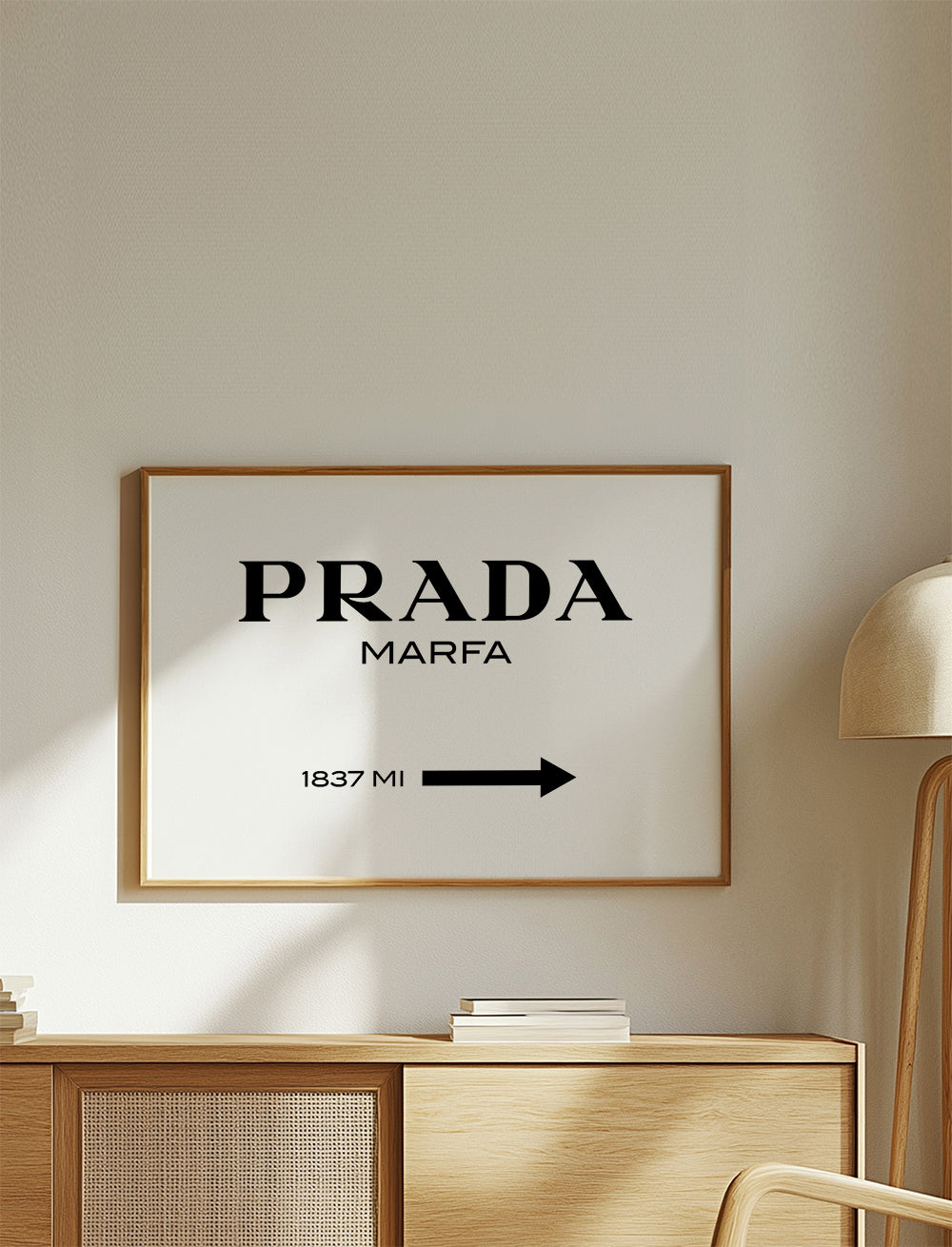 Reseaffisch med Prada Marfa typografi