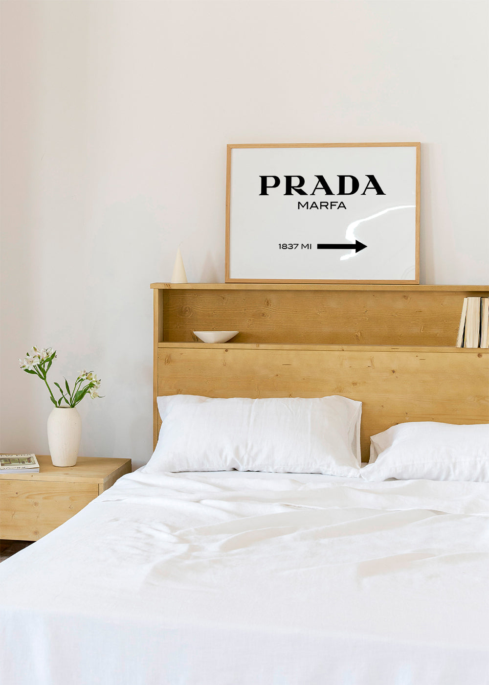 Reseaffisch med Prada Marfa typografi