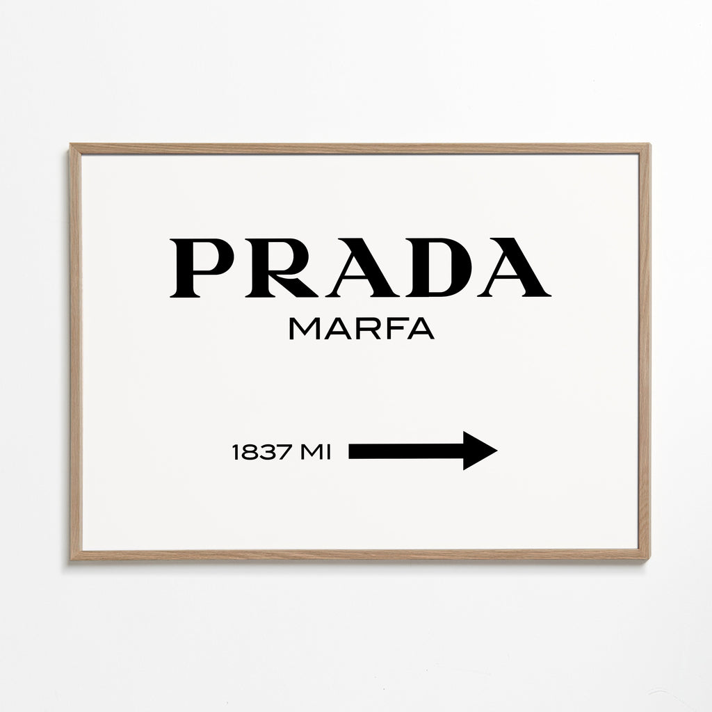 Reseaffisch med Prada Marfa typografi