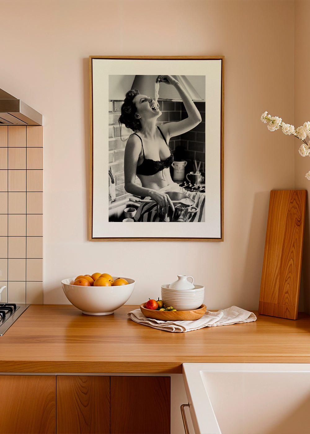 Kökskonst med kvinna som äter pasta