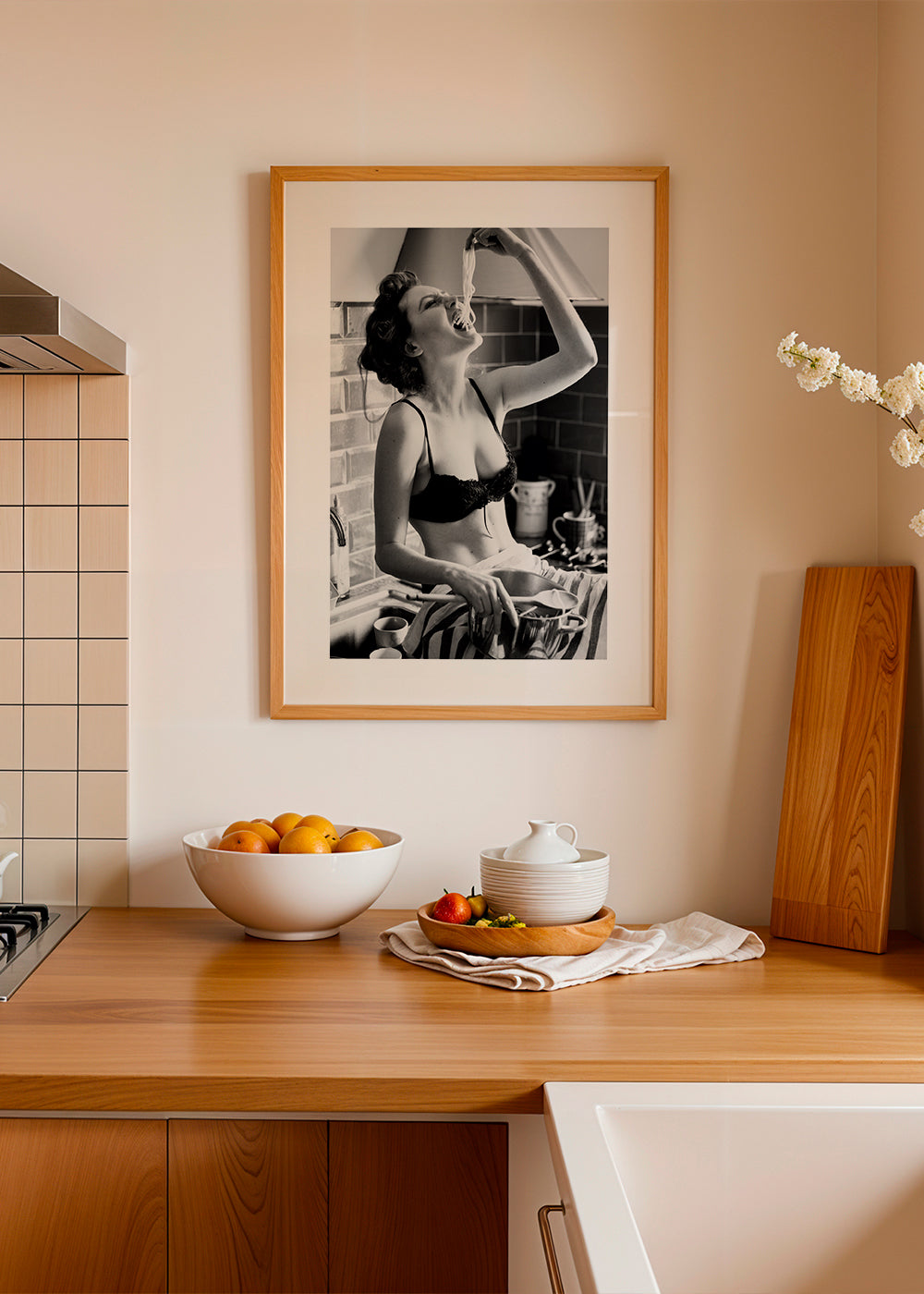 Kökskonst med kvinna som äter pasta
