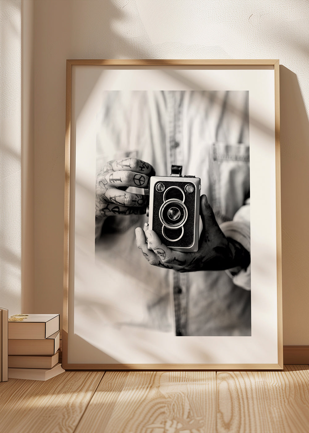 Vintage-tavla: gammal kamera i tatuerade händer