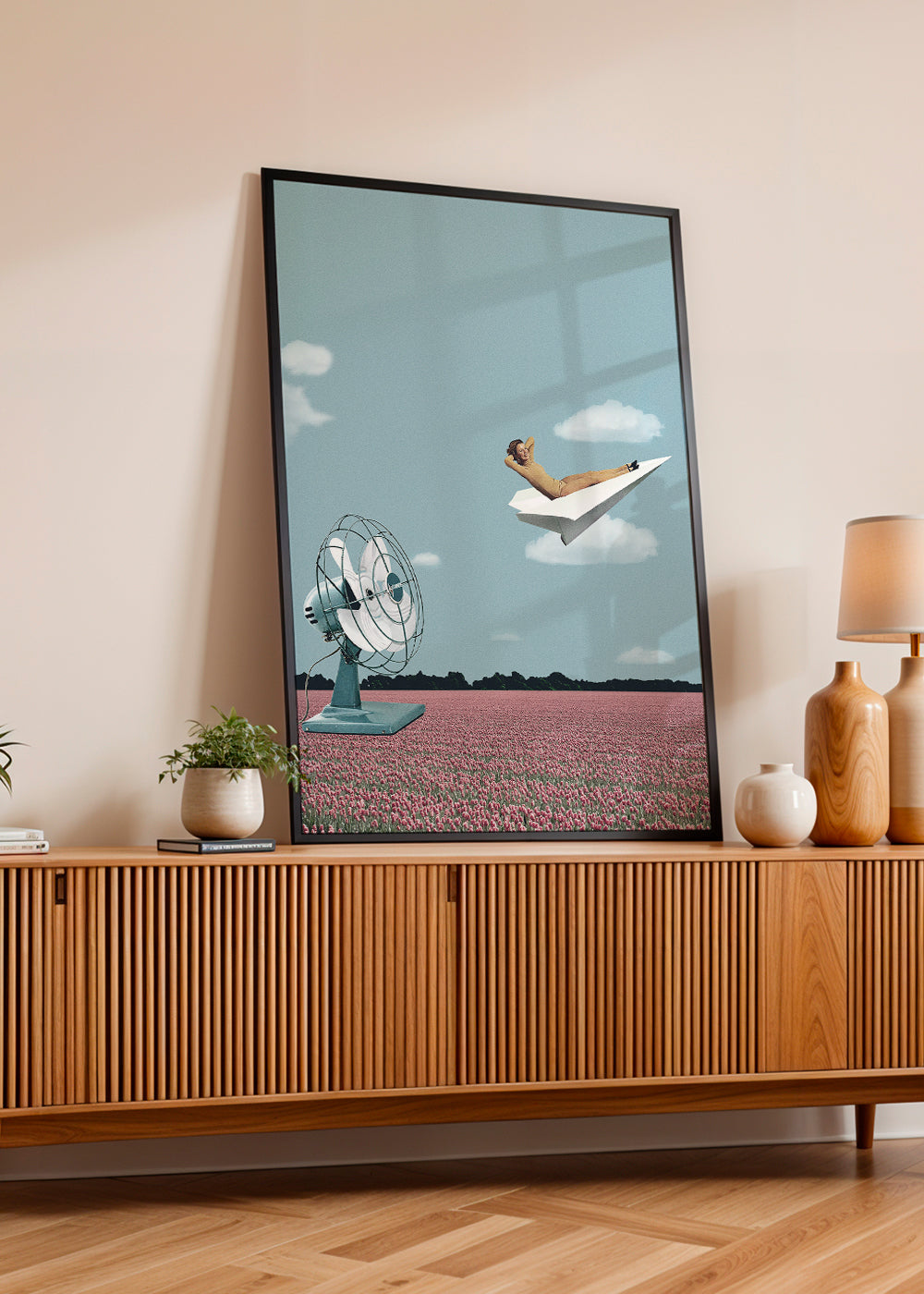 Illustration pappersflygplan över rosa fält