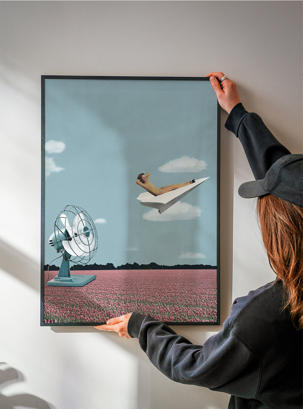 Illustration pappersflygplan över rosa fält