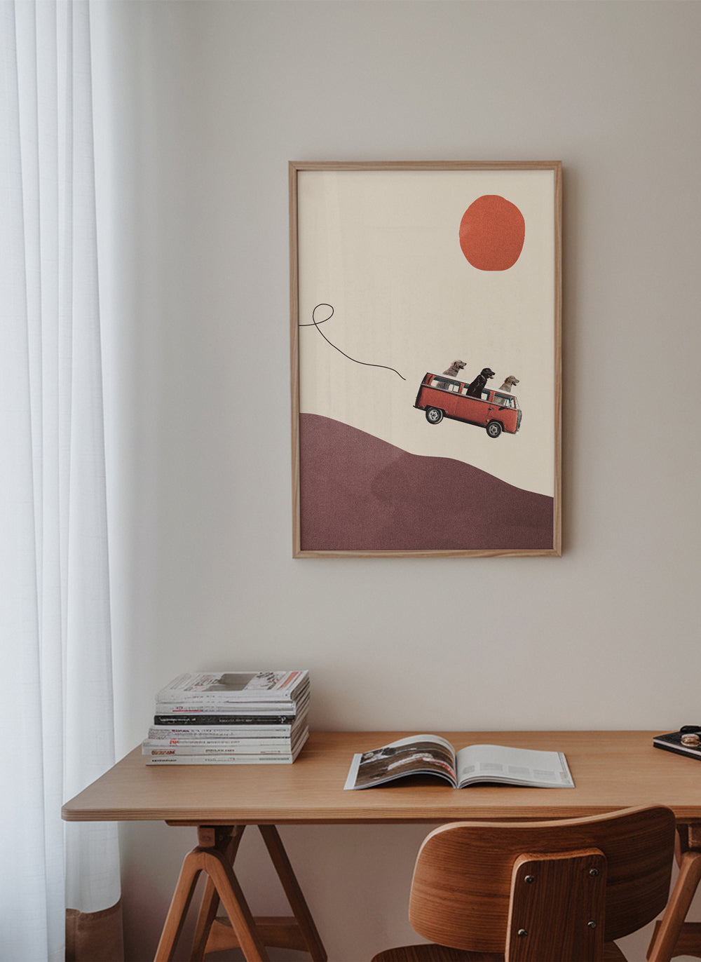 Tavla röd buss med hundar på minimalistisk kulle