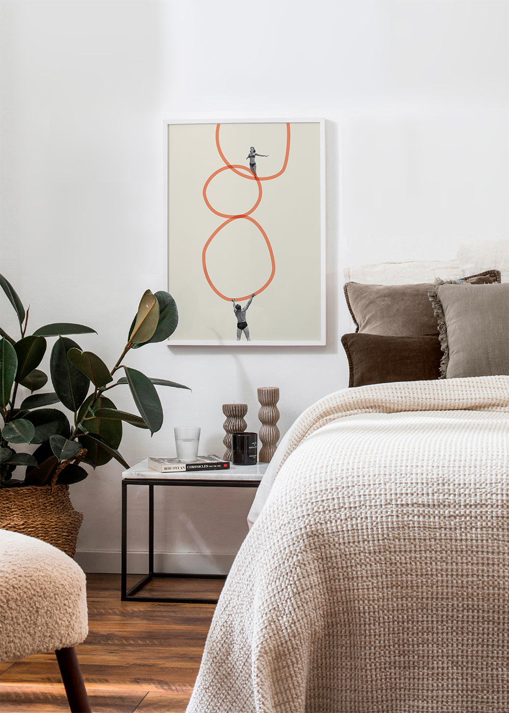Minimalistisk konst med figurer och orange ringar
