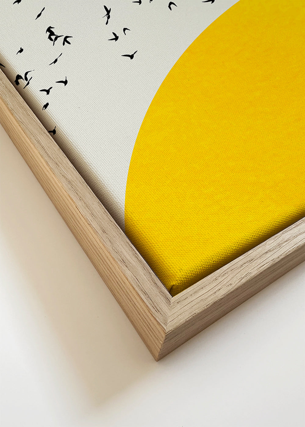 Illustration av flock över minimalistisk sol