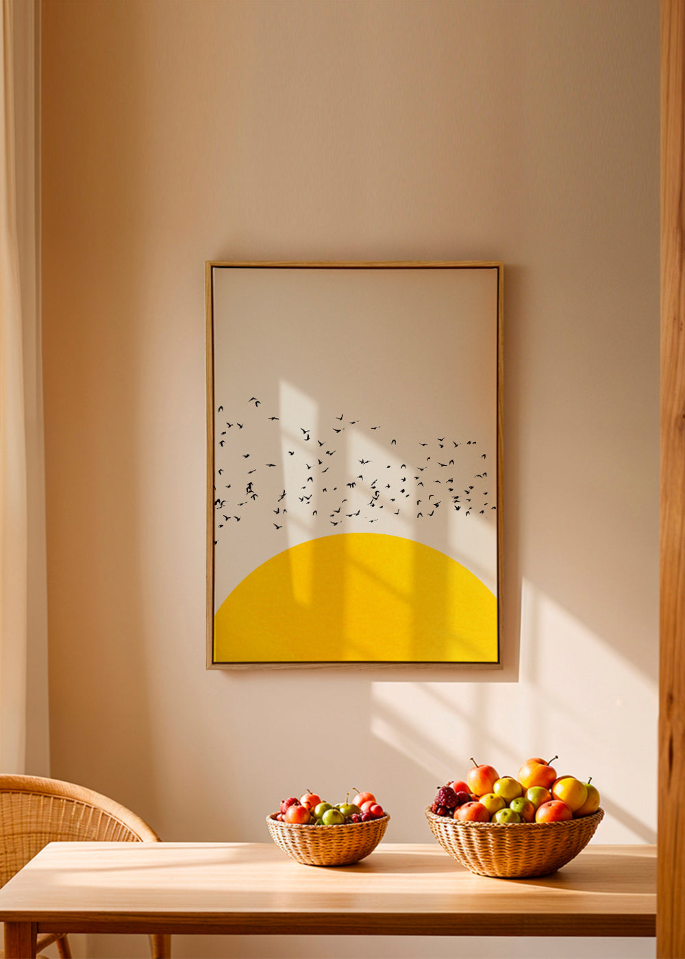 Illustration av flock över minimalistisk sol