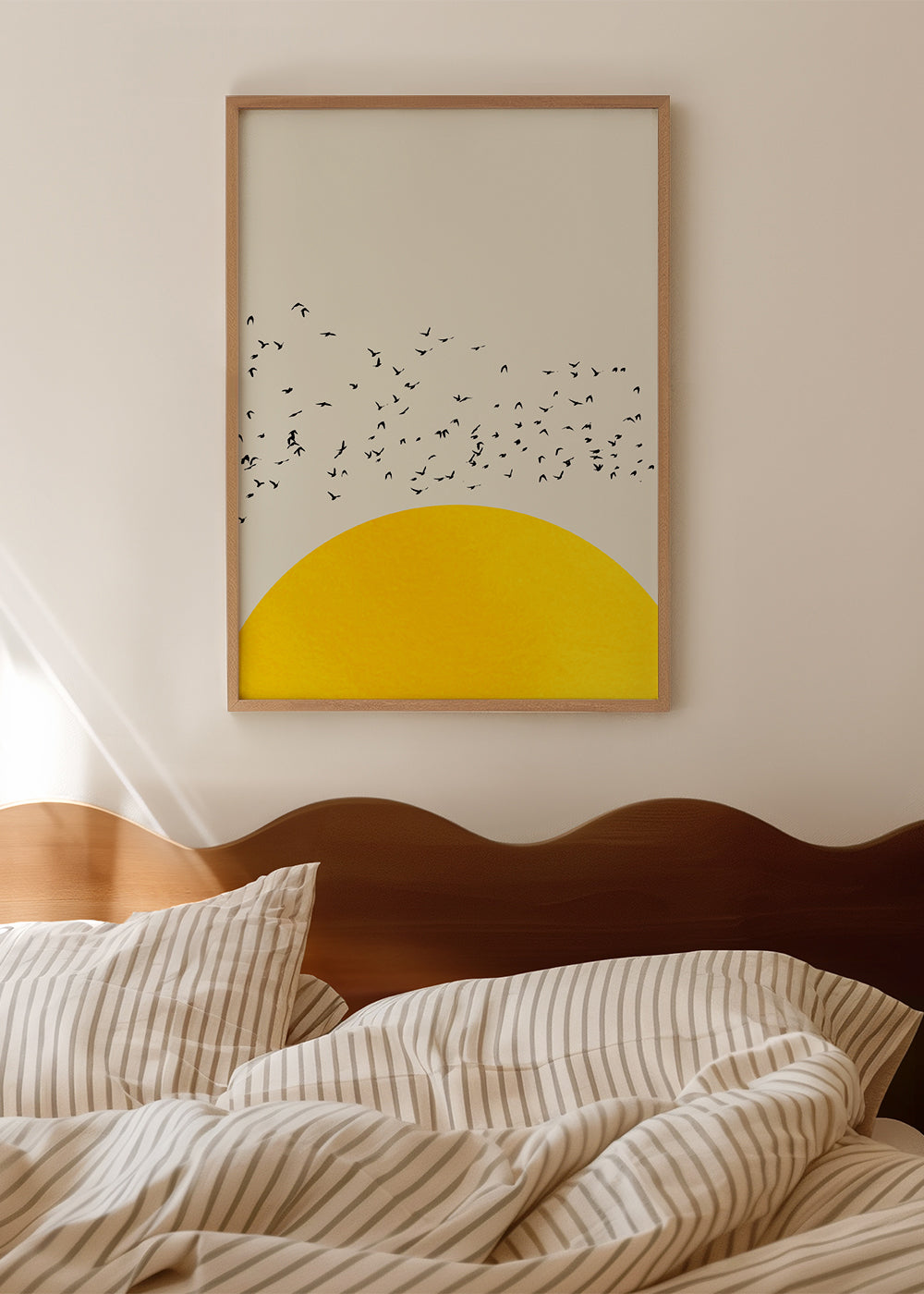 Illustration av flock över minimalistisk sol