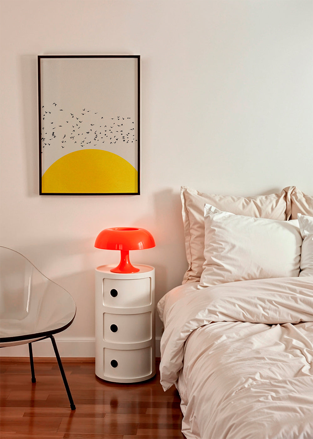 Illustration av flock över minimalistisk sol
