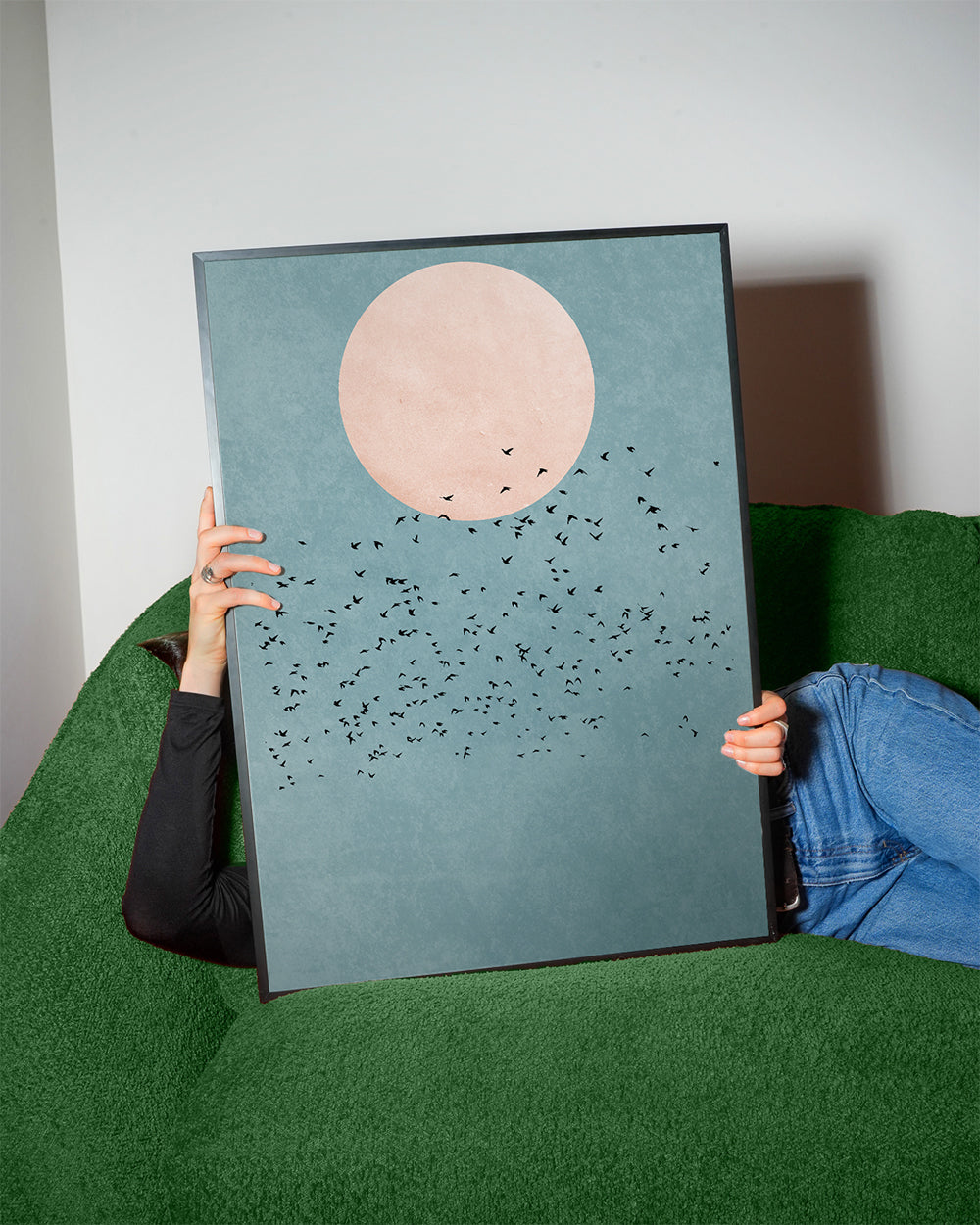 Minimalistisk illustration med rosa måne och flock