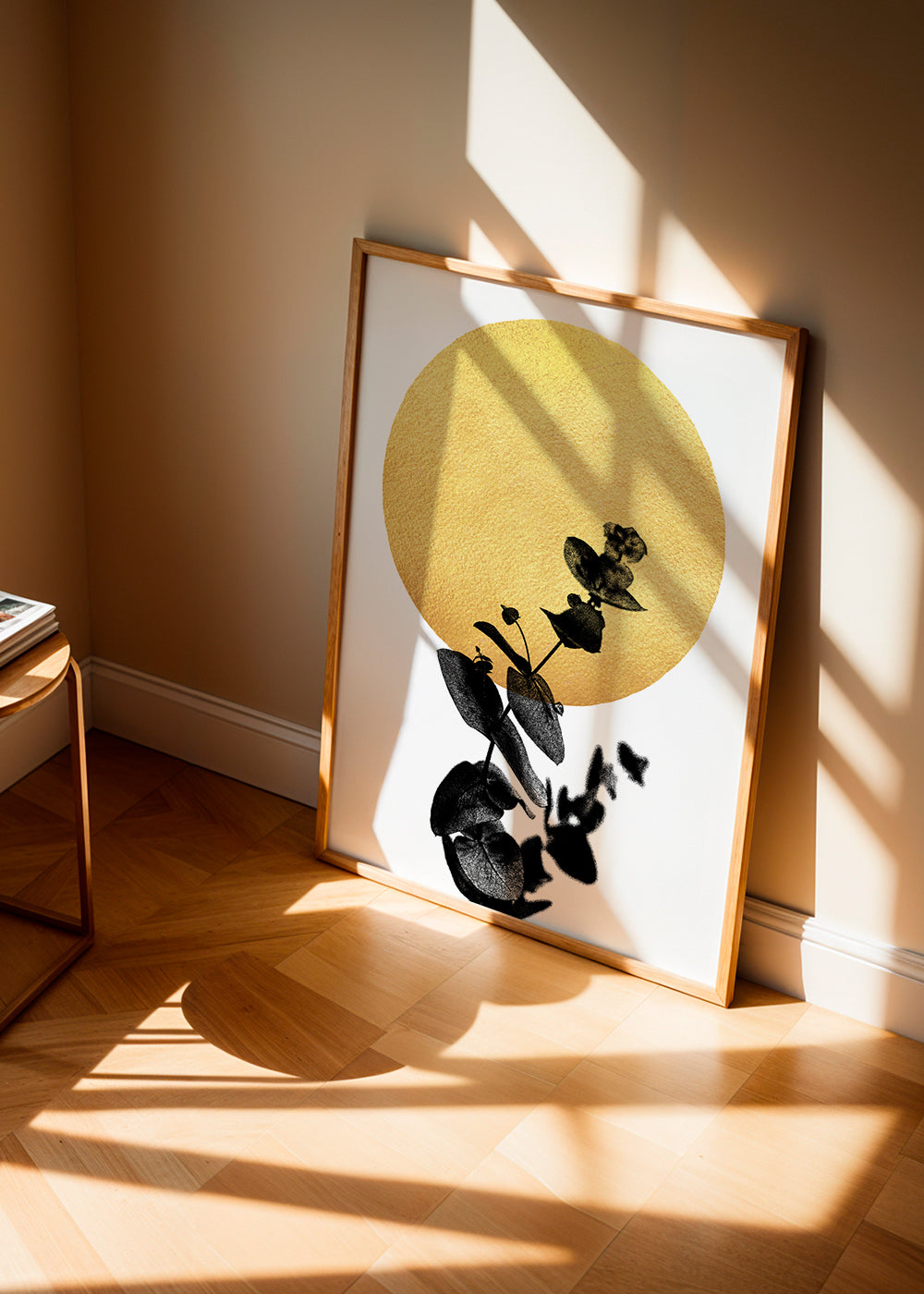 Botanisk poster: blad-siluett och guldsol