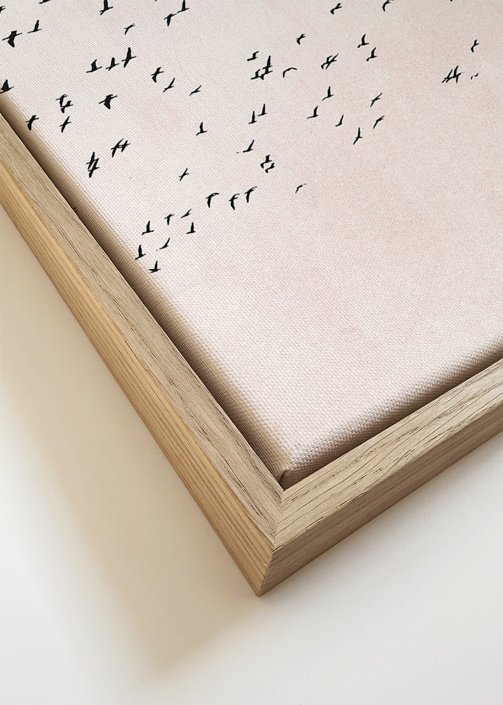 Minimalistisk konst med flock på rosa bakgrund
