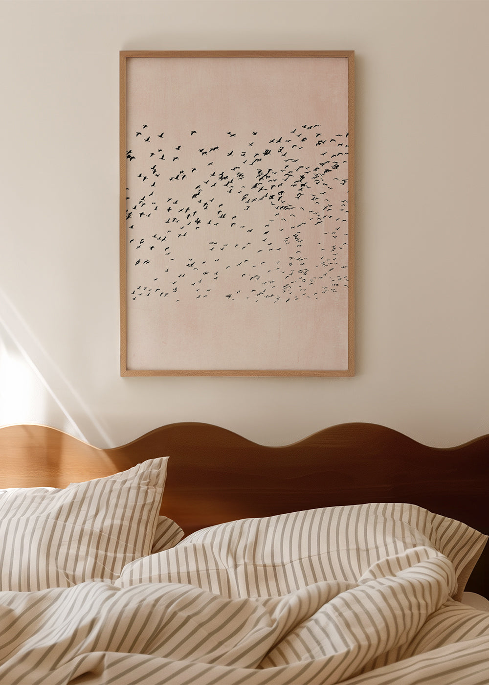 Minimalistisk konst med flock på rosa bakgrund