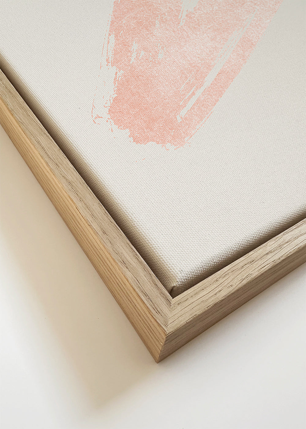 Illustration av flygande fåglar med rosa penseldrag