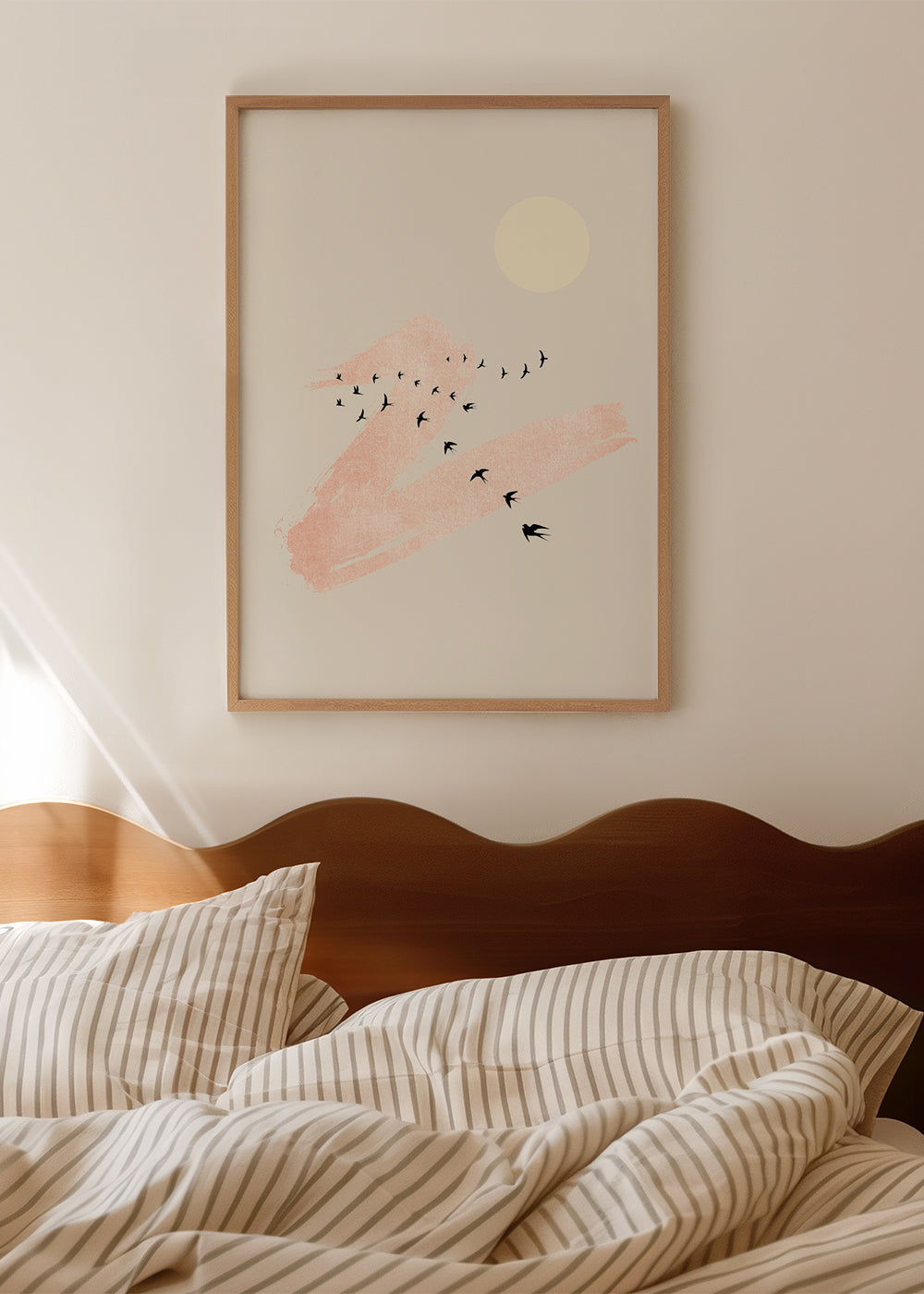 Illustration av flygande fåglar med rosa penseldrag