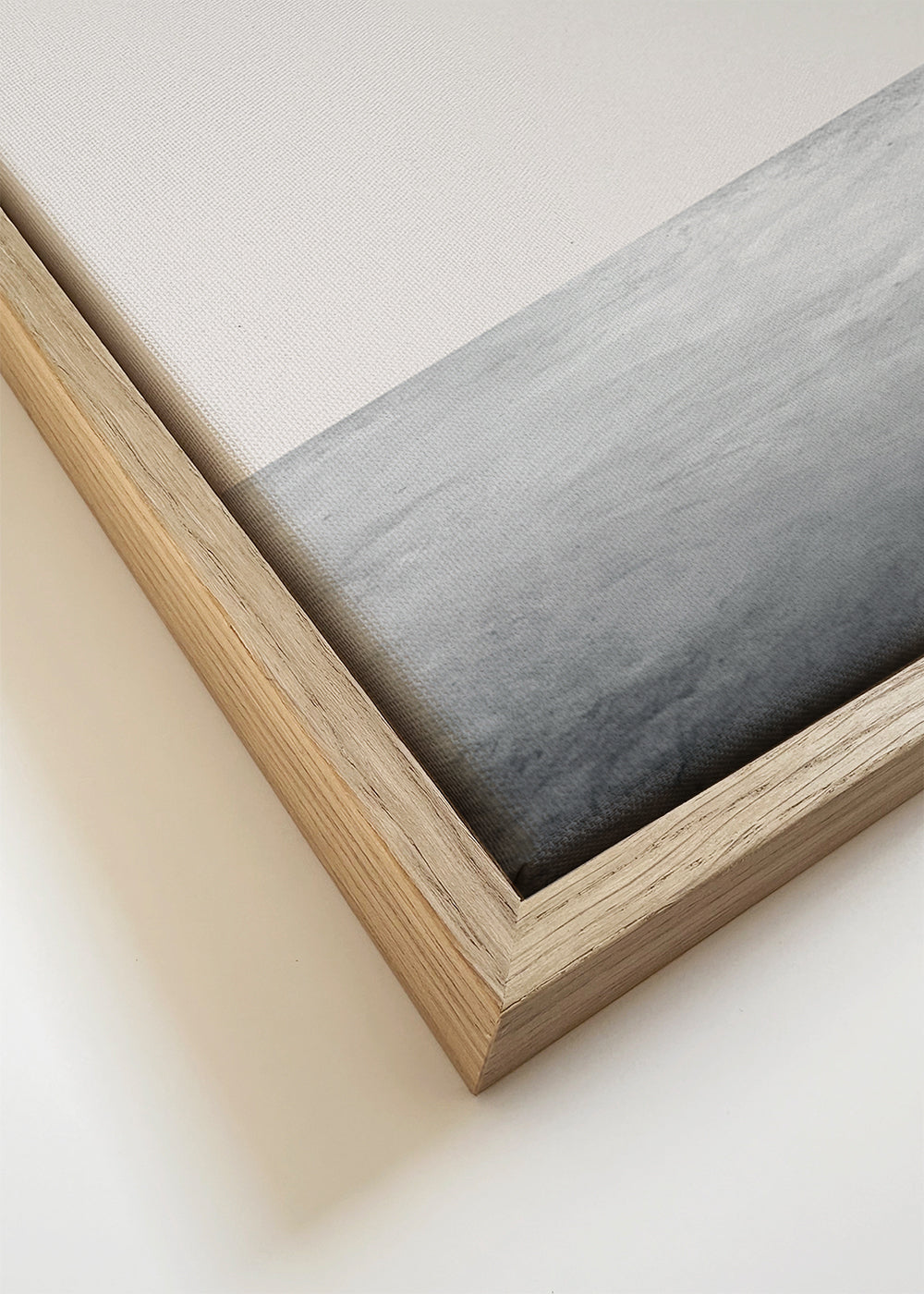 Minimalistisk tryck med flygande fåglar över lugn horisont