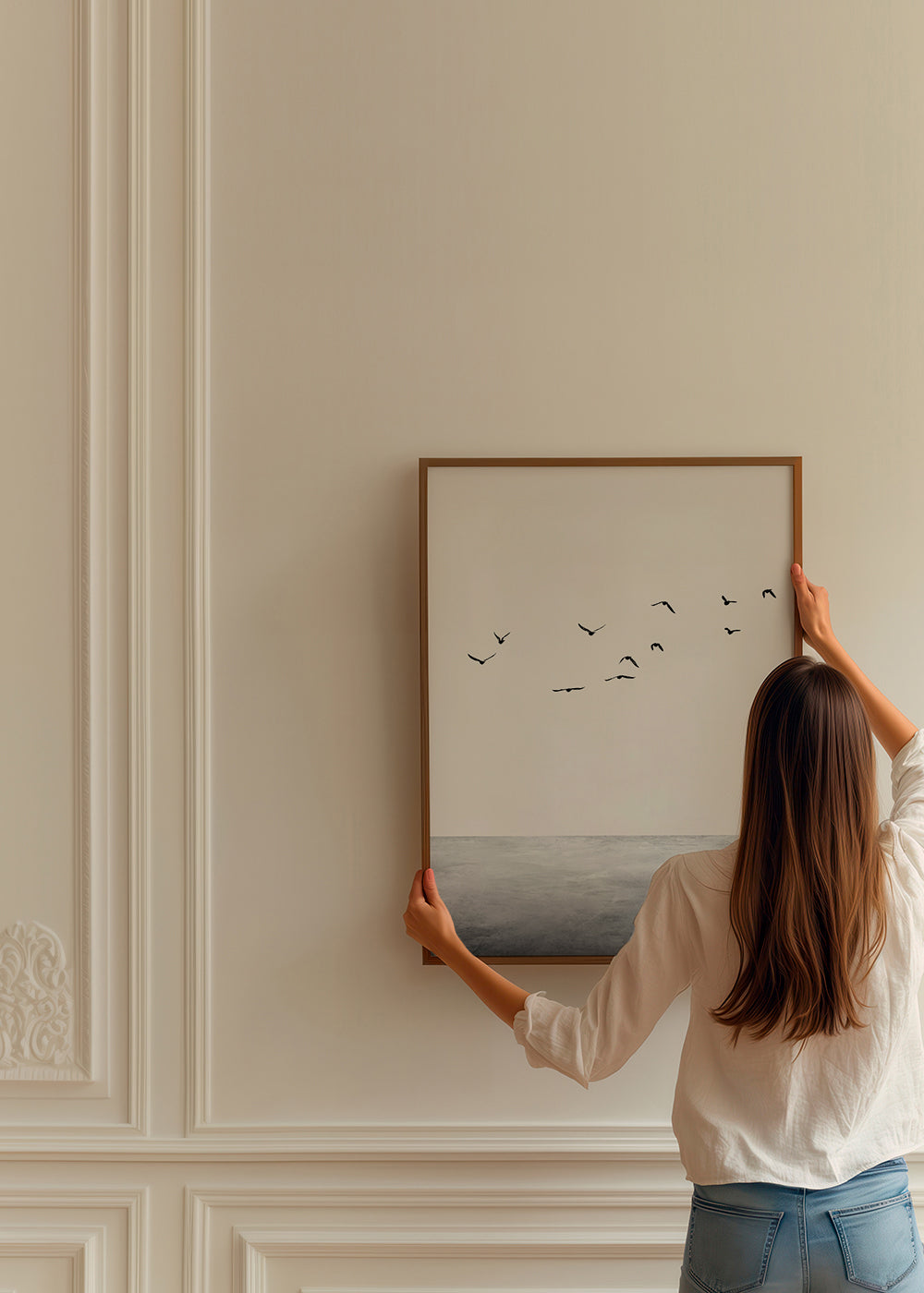 Minimalistisk tryck med flygande fåglar över lugn horisont