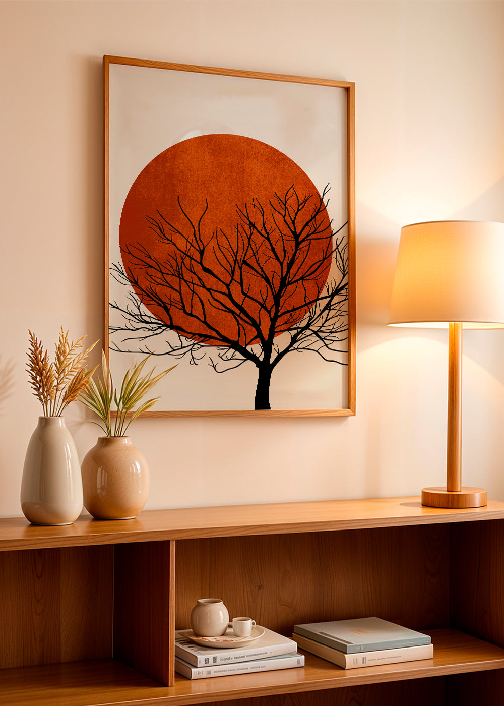 Landskapsbild med röd sol och träd-silhuett