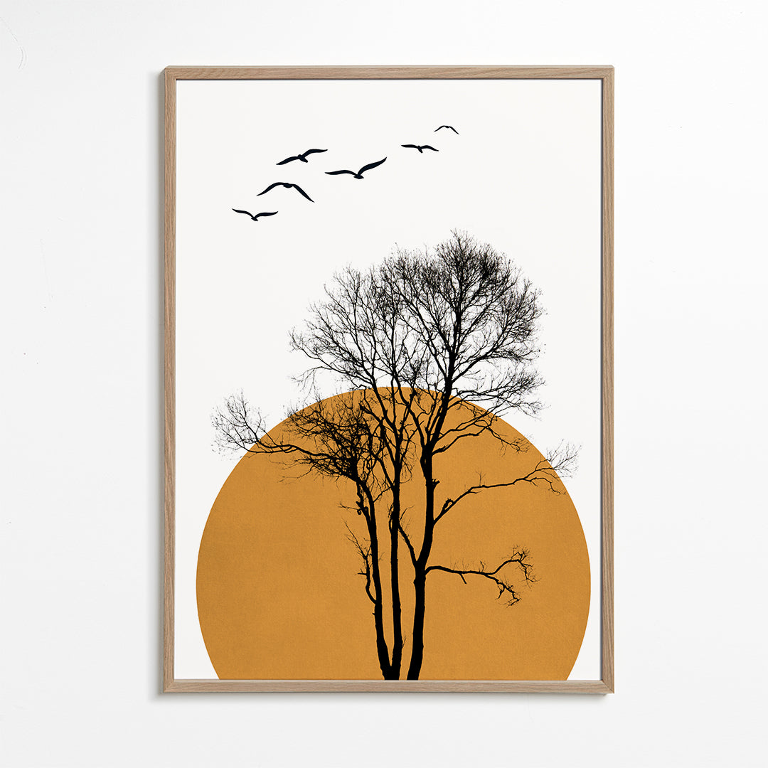 Landskapskonst med träsilhuett och orange sol