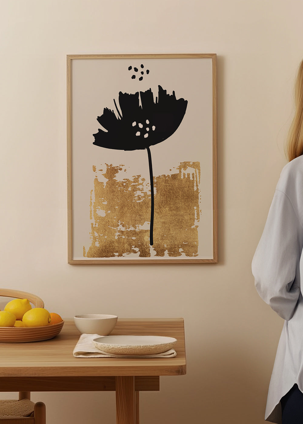 Botanisk poster: svart vallmo med guldig textur