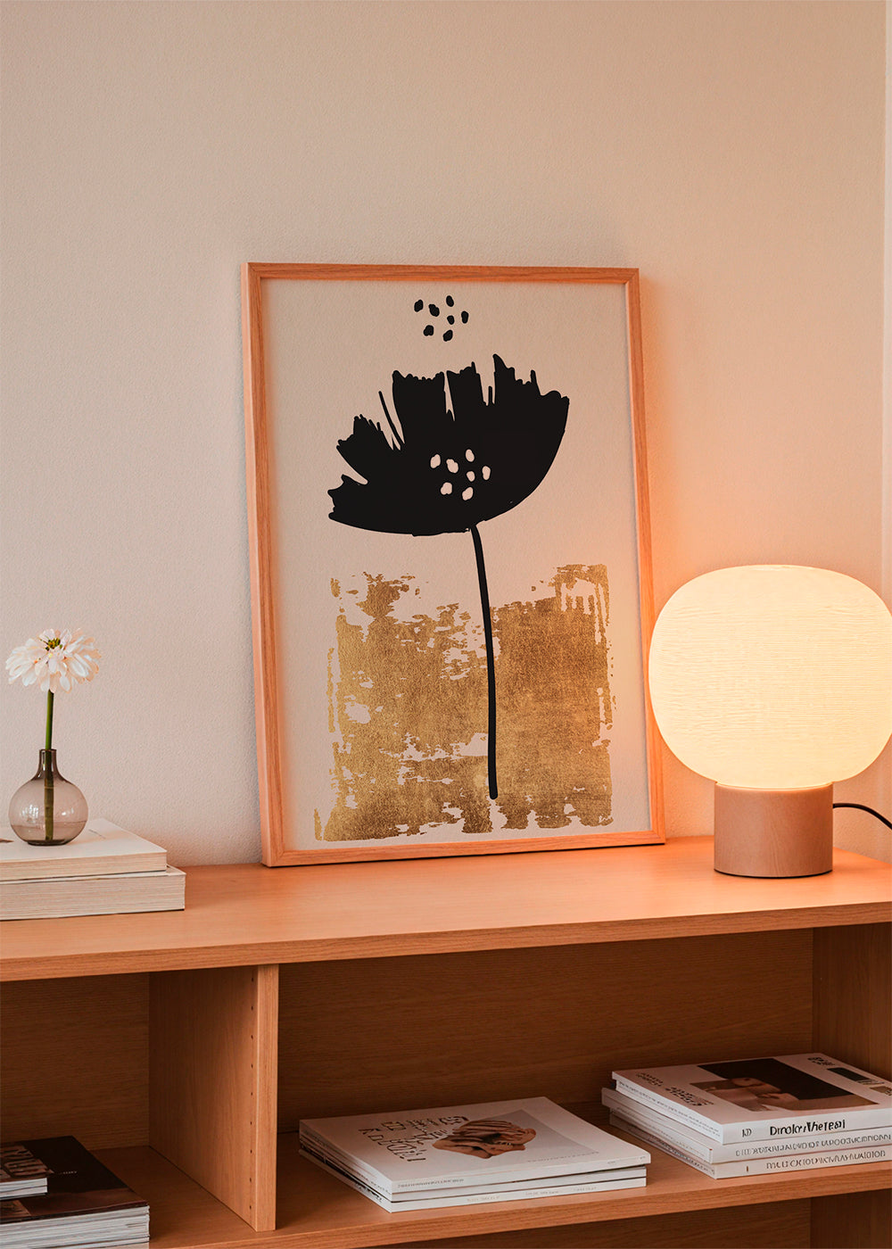 Botanisk poster: svart vallmo med guldig textur