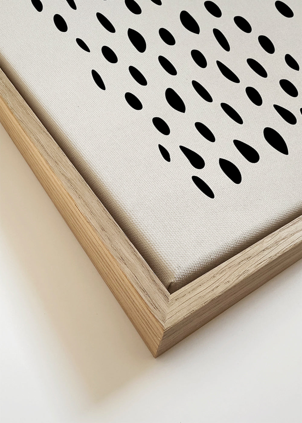 Minimalistisk design med guldblock och svarta motiv