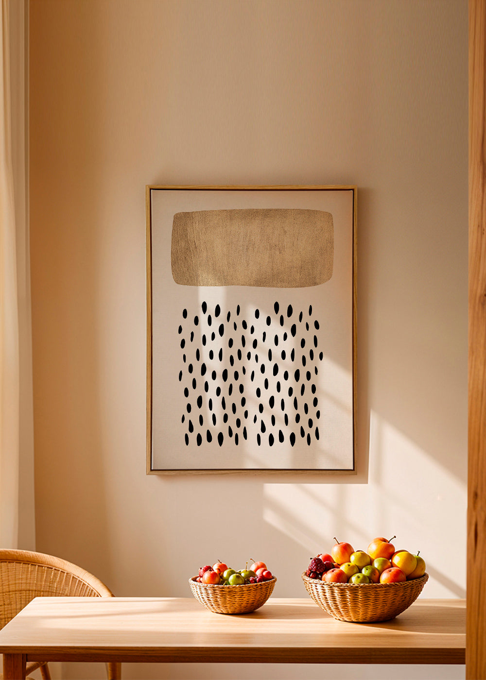 Minimalistisk design med guldblock och svarta motiv