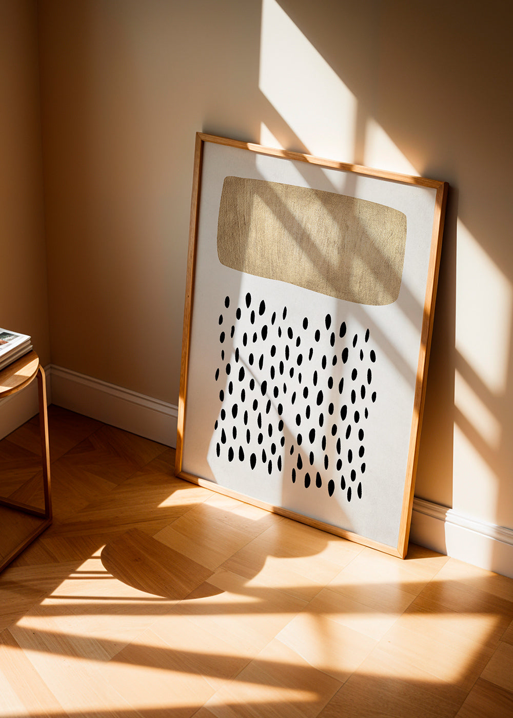Minimalistisk design med guldblock och svarta motiv