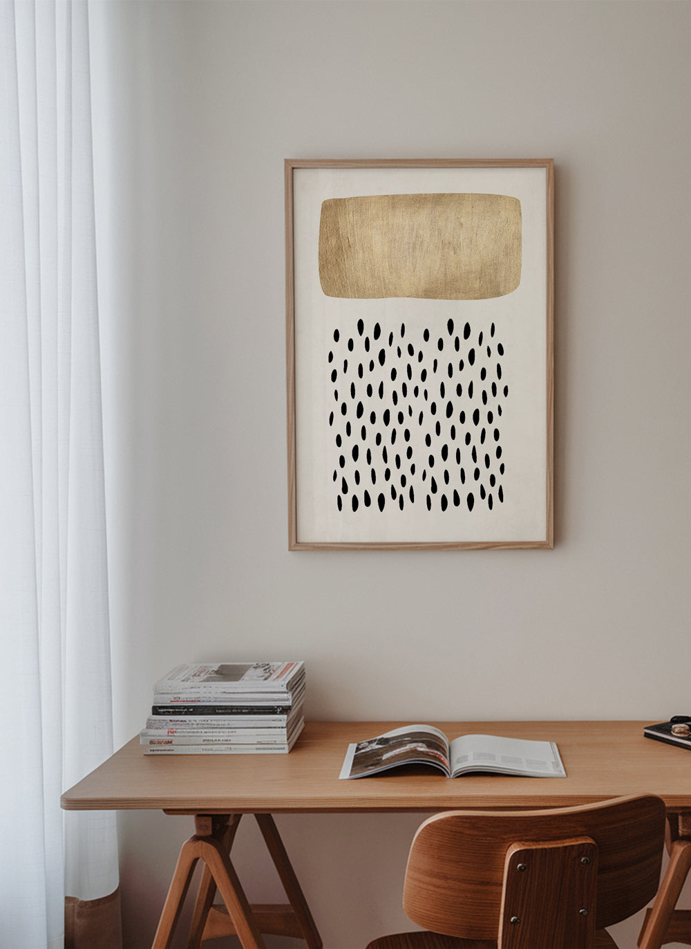 Minimalistisk design med guldblock och svarta motiv