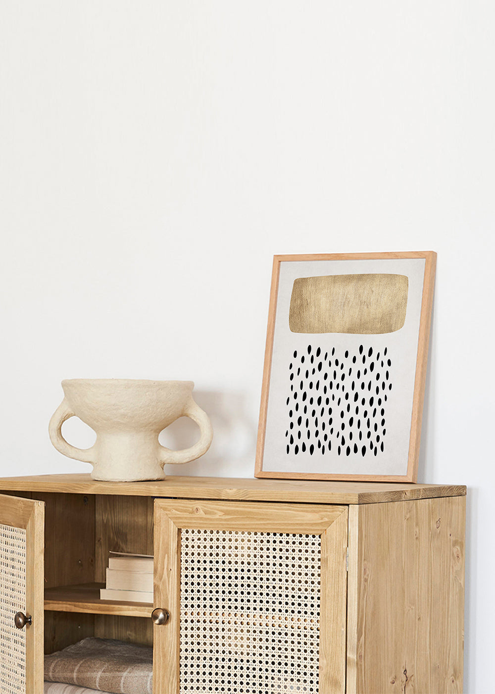 Minimalistisk design med guldblock och svarta motiv