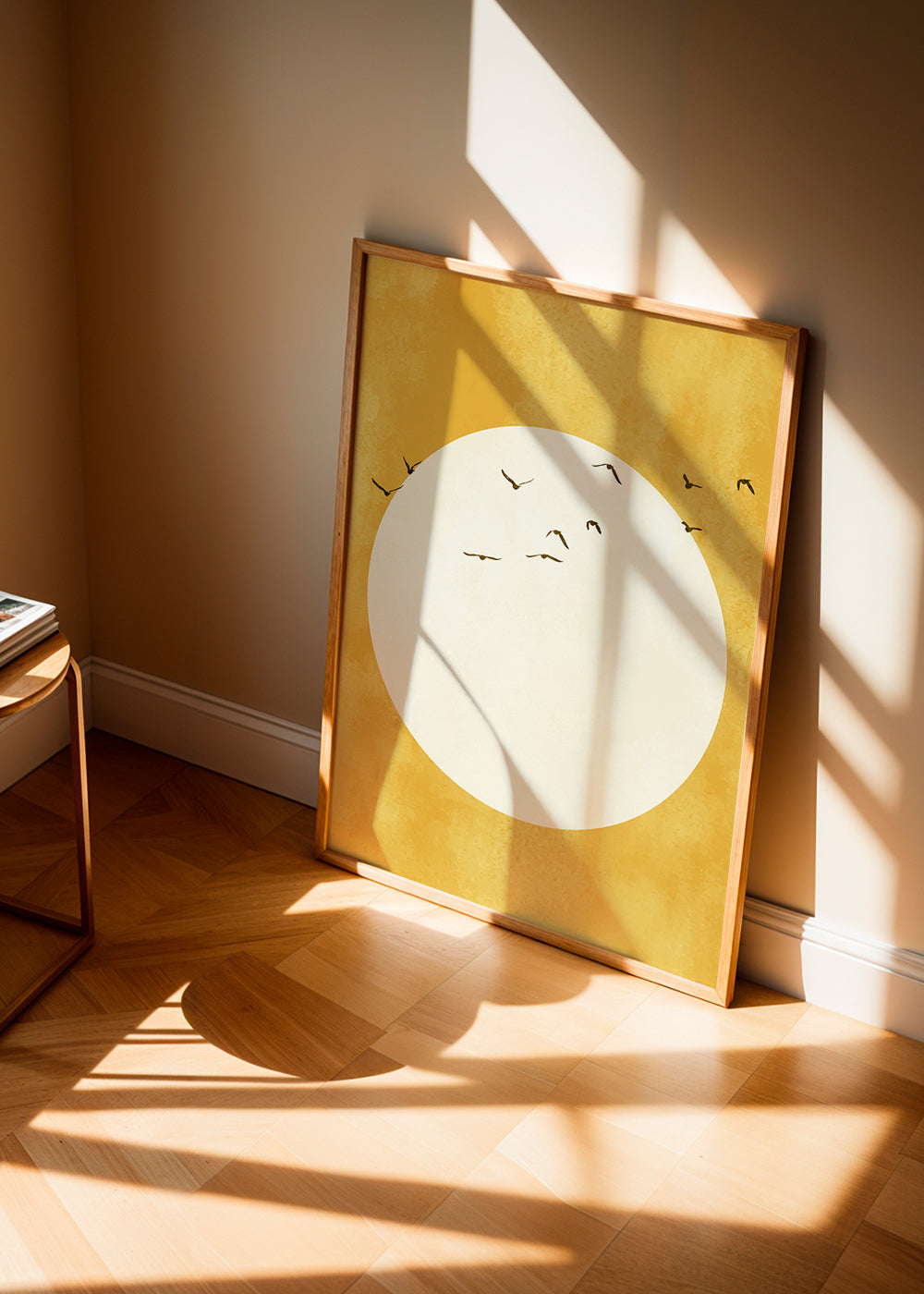 Minimalistisk solcirkel konstverk med fåglar