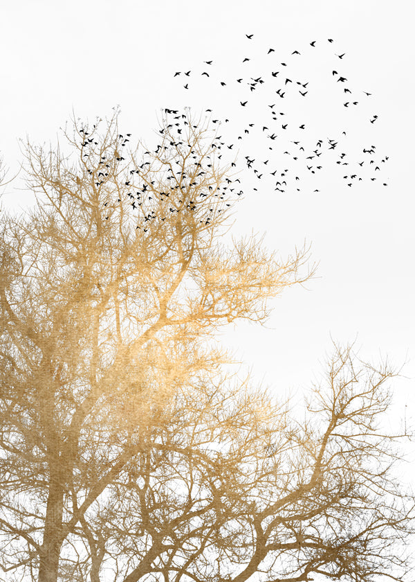 Landskapstavla med gyllene träd och flygande flock