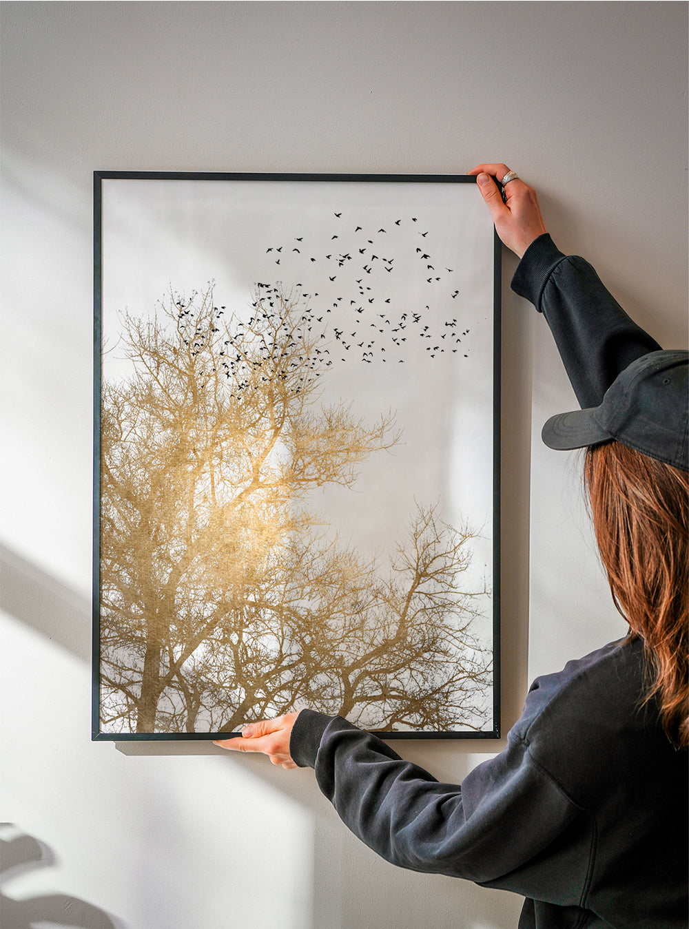 Landskapstavla med gyllene träd och flygande flock