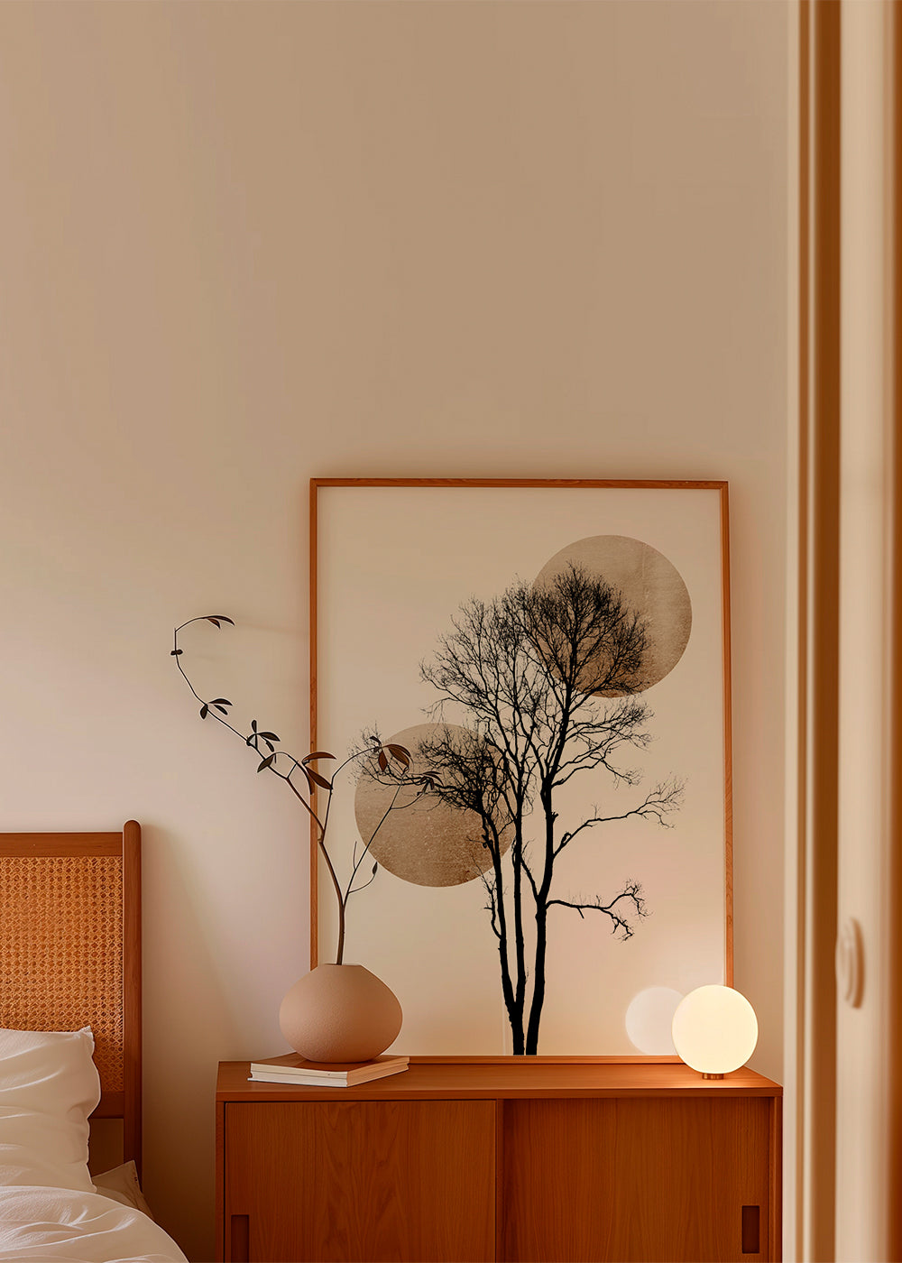 Botanisk poster: trädsilhuett med gyllene skivor