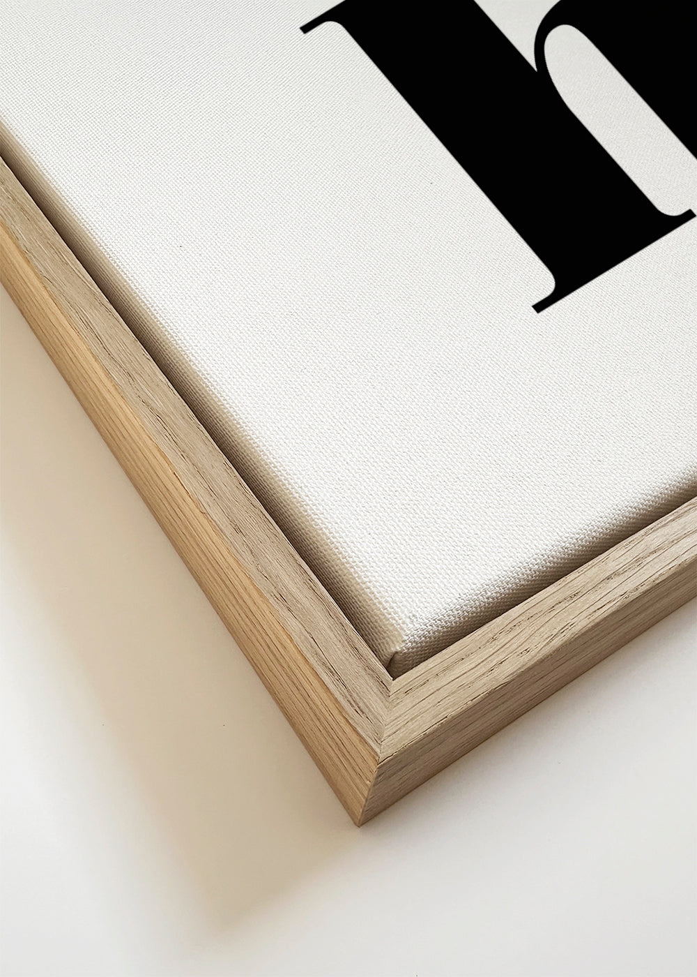 Minimalistisk design med 'hi.' i nedre hörnet