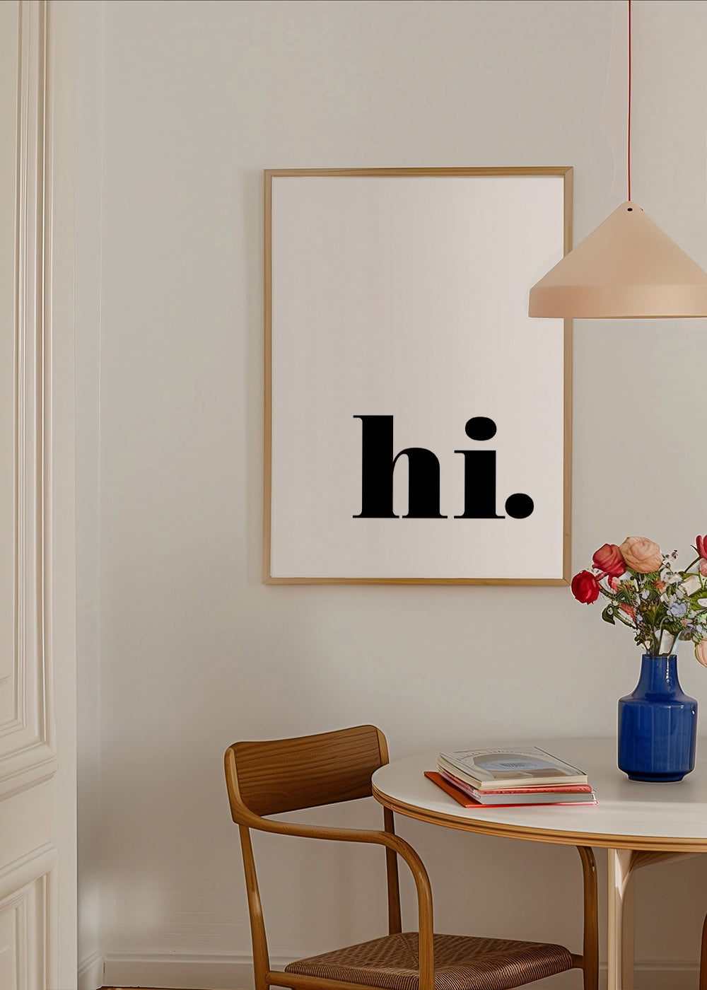 Minimalistisk design med 'hi.' i nedre hörnet