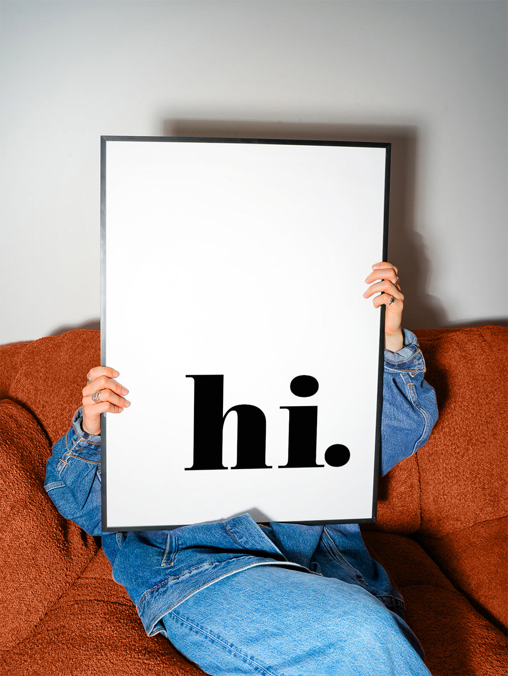 Minimalistisk design med 'hi.' i nedre hörnet