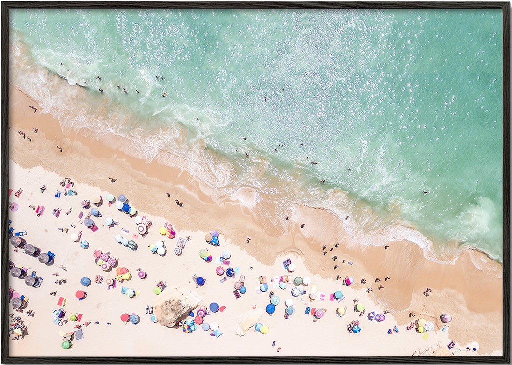 Landskapskonst — Luftfoto strand med färgglada parasoller