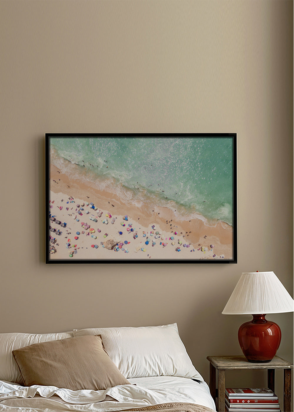 Landskapskonst — Luftfoto strand med färgglada parasoller