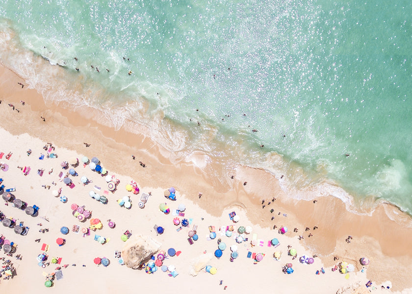 Landskapskonst — Luftfoto strand med färgglada parasoller