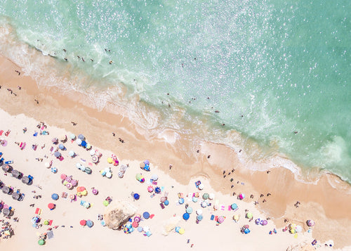 Landskapskonst — Luftfoto strand med färgglada parasoller