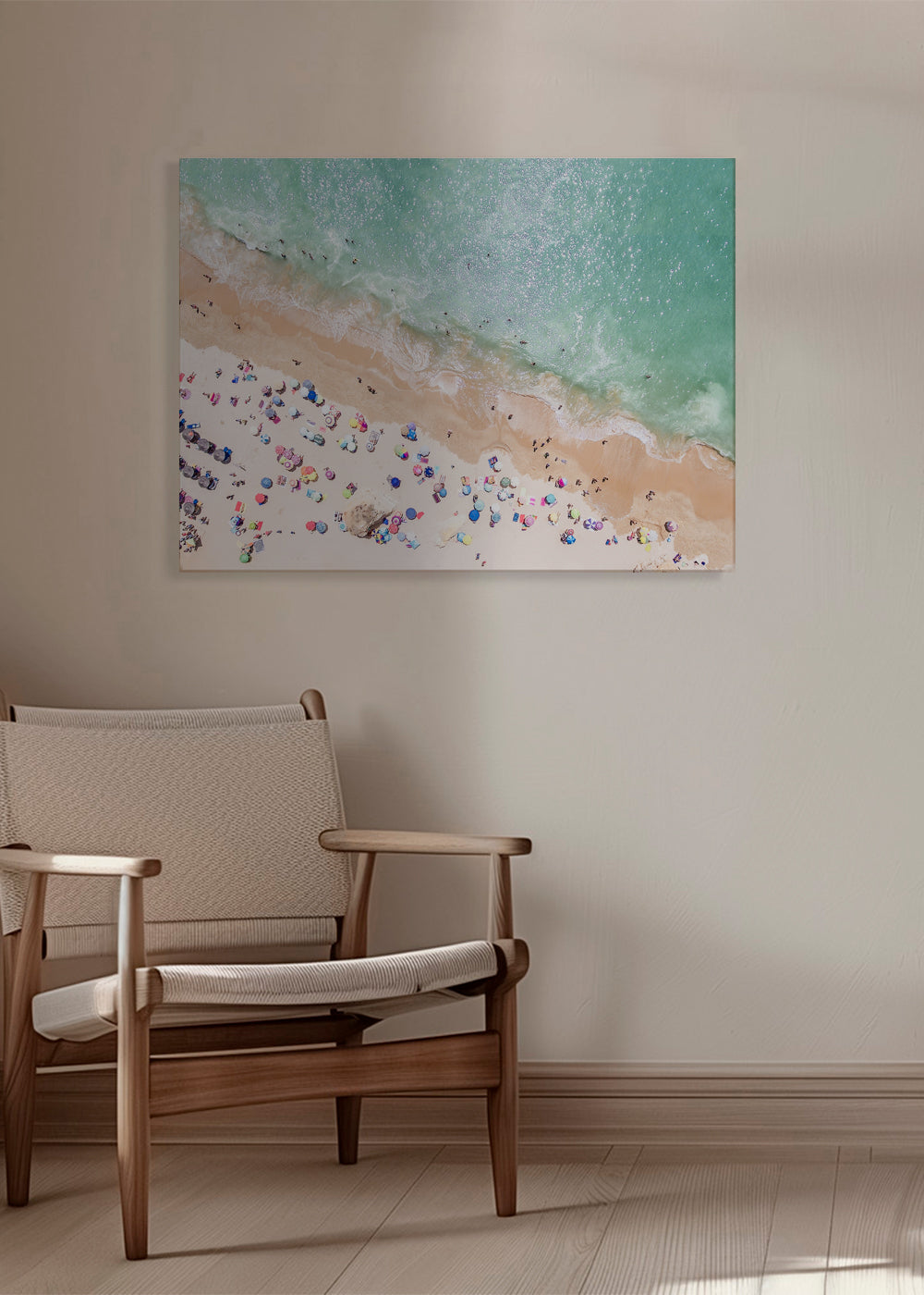 Landskapskonst — Luftfoto strand med färgglada parasoller