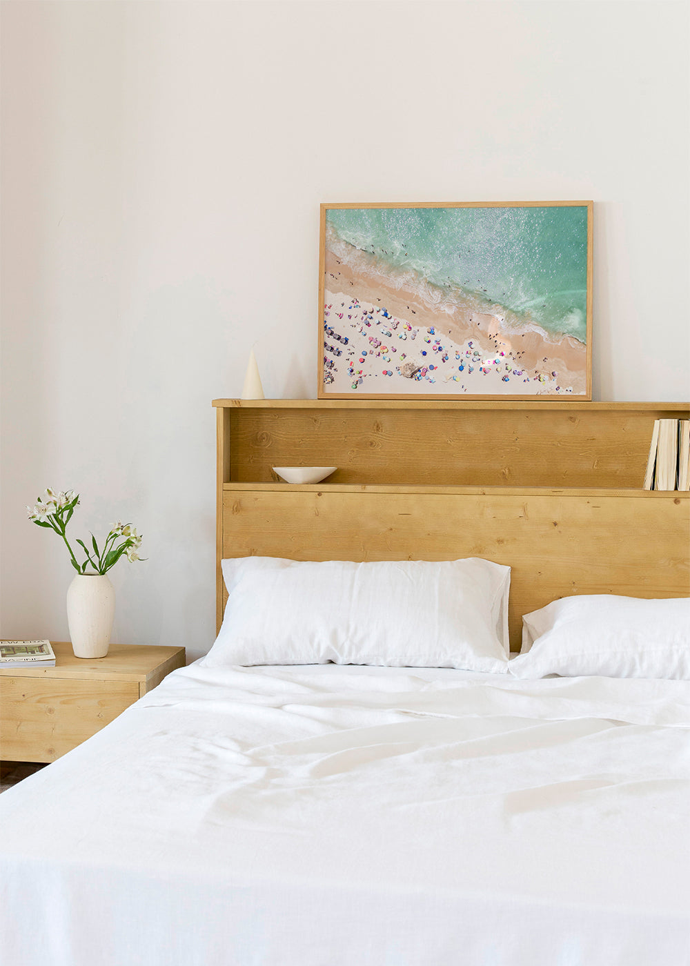 Landskapskonst — Luftfoto strand med färgglada parasoller