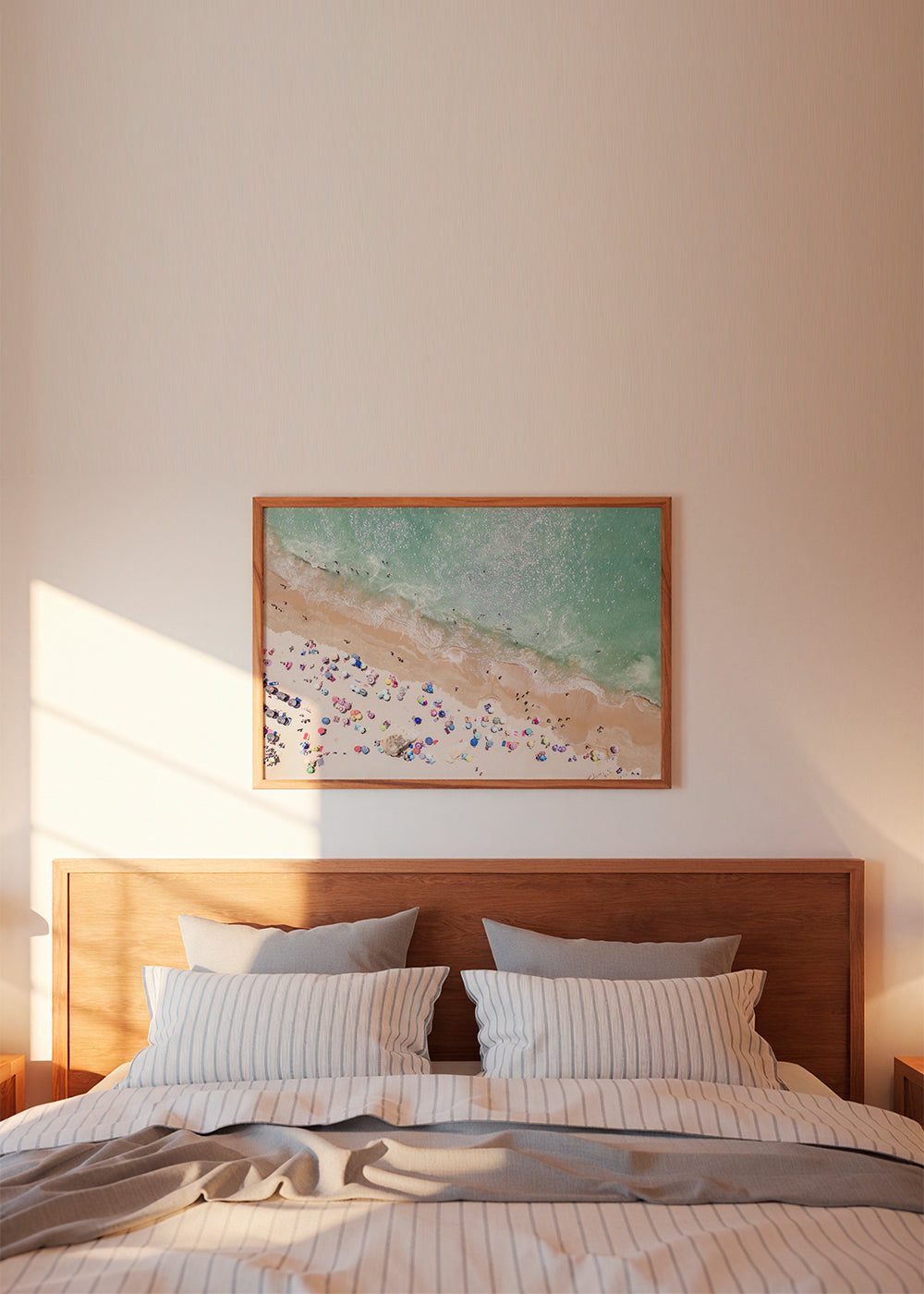 Landskapskonst — Luftfoto strand med färgglada parasoller