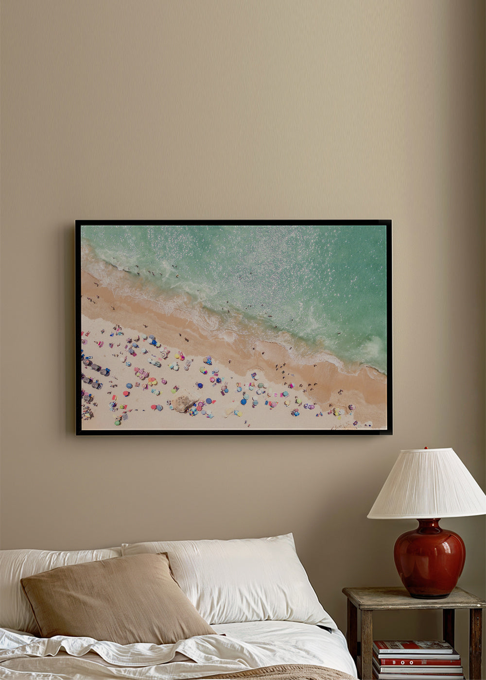 Landskapskonst — Luftfoto strand med färgglada parasoller